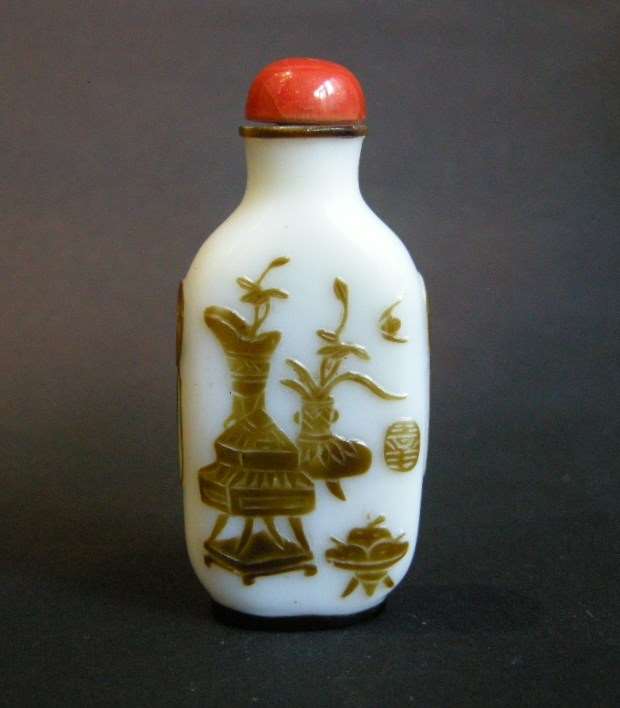 Snuff bottle overlay glass Brown on white ground sculpted with a mobilar decor Yangzhou school
